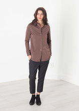 Load image into Gallery viewer, Sheen Button-Up in Red/Tan
